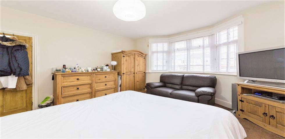 			THREE BATHROOMS, GARDEN , 4 Bedroom, 1 bath, 1 reception Semi-Detached House			 Petworth Road , NORTH FINCHLEY 
